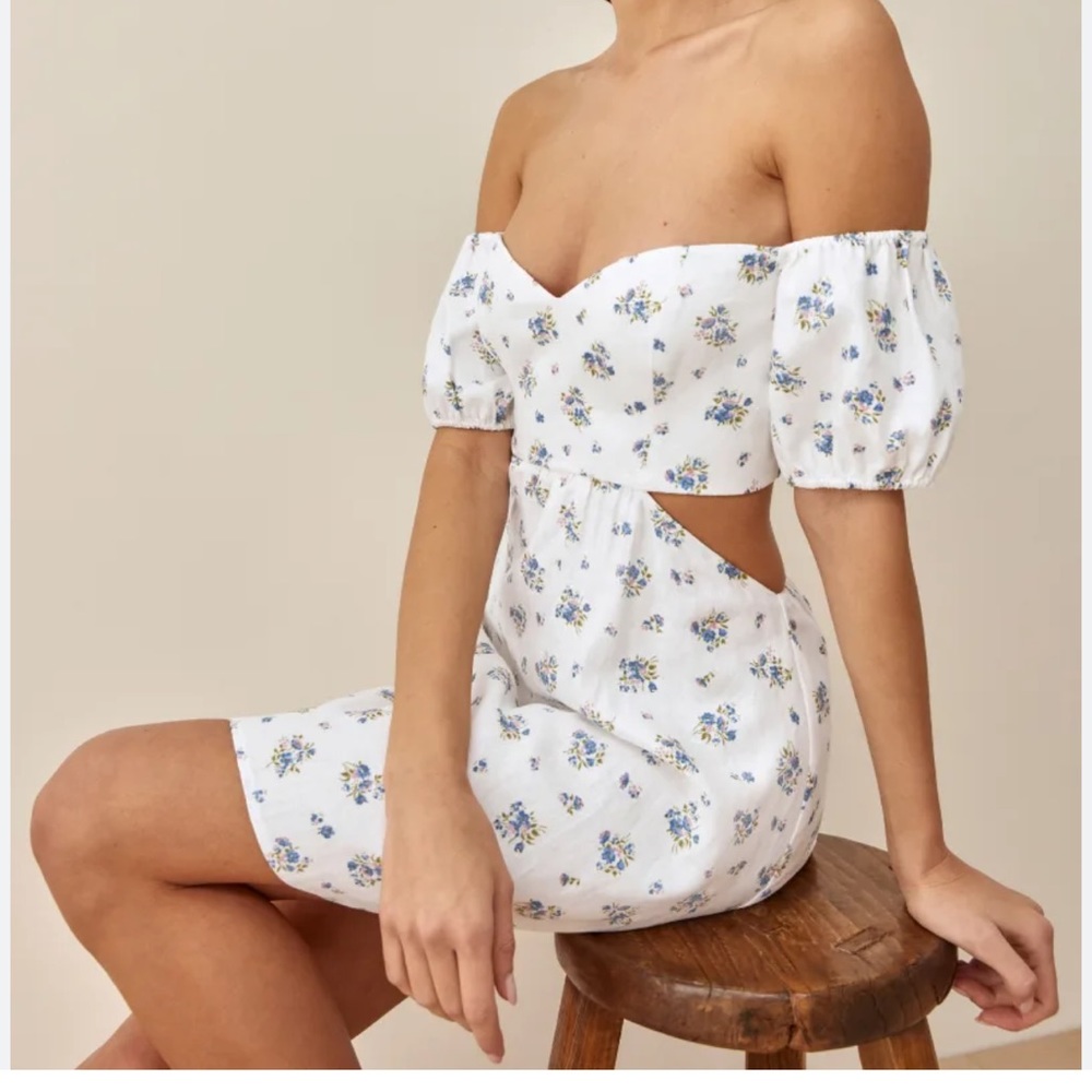 Reformation Emilie dress! Size 4 worn once! Can be worn on or off the shoulders